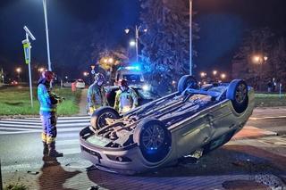 Dramatyczny wypadek w Toruniu. Jedno z aut dachowało! Mamy zdjęcia