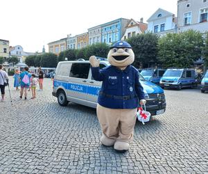 Policjanci świętowali na Rynku w Lesznie. Był uroczysty apel i piknik