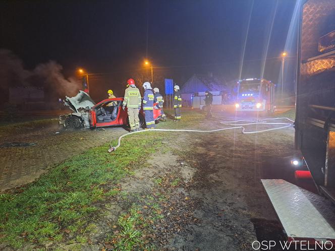 Luksusowy samochód stanął w płomieniach! Nocna akcja strażaków pod Bydgoszczą [ZDJĘCIA]