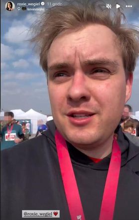 Roxie Węgiel  biega z Kevinem