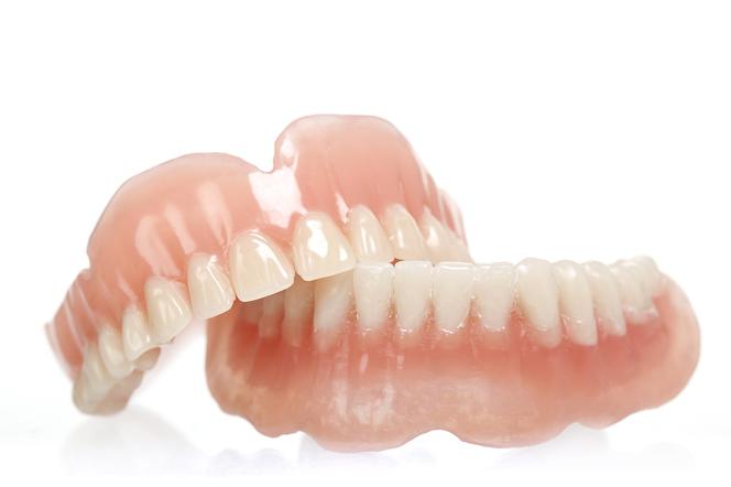 Protezy zębowe: stałe czy ruchome?