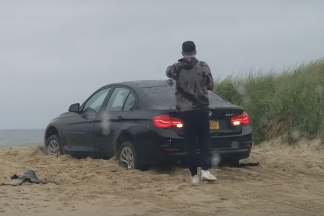 Utknął BMW na plaży