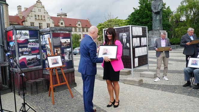 Uroczystość otwarcia wystawy o Poznańskim Czerwcu 1956 na Placu Mickiewicza