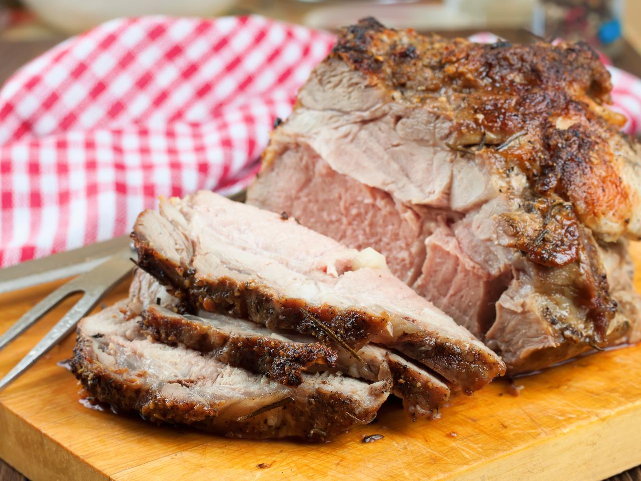 Wieprzowa łopatka gotowana podawana z pieczarkami i soczewicą