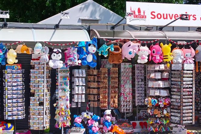Wakacyjne pamiątki na straganach w nadmorskich kurortach