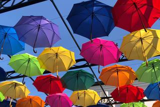 Kolorowe parasolki na ulicy Kilińskiego w Białymstoku [ZDJĘCIA]