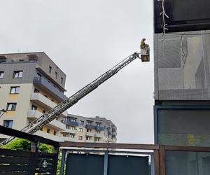 Pożar w bloku przy ul. Zakładowej we Wrocławiu. Na miejscu 6 wozów strażackich 