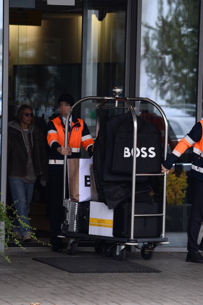 Robert Lewandowski ze szpanerką siatą wysiadł z samolotu