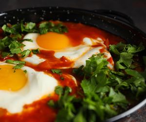 Jajka Bloody Mary wręcz rozpływają się w ustach. Ich przygotowanie jest dziecinnie proste