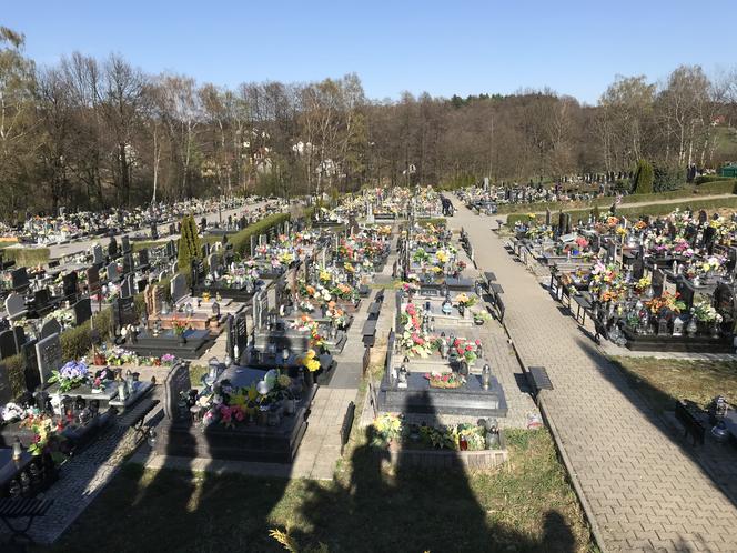 Ten cmentarz na Śląsku jest otwarty. Mieszkańcy odwiedzają groby bliskich