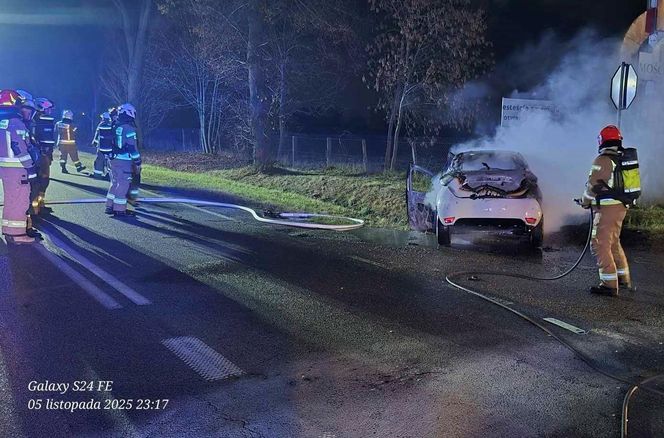 Na DK 63 auto stanęło w płomieniach po zderzeniu z innym samochodem