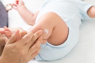 Skóra niemowlaka jest szczególnie delikatna. Jak o nią zadbać od pierwszych dni życia?