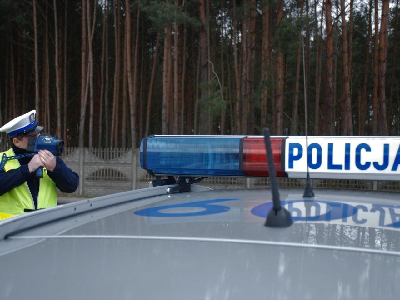 Zamiast patrolować ulice...spali w radiowozie! Policjanci z Koźminka stracili mundury. [POSŁUCHAJ]