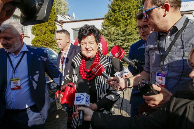  Joanna Senyszyn w czerwonych koralach  