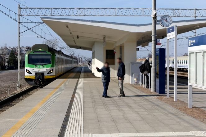  Takiego absurdu w Warszawie już dawno nie było. Mieszkańcy Pragi załamani po budowie kładki nad torami