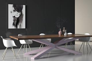 Stół z różową podstawą