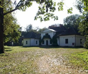 Opuszczony dwór w Łódzkiem. Jesienią tonie w liściach, wyglądając jak z filmu!