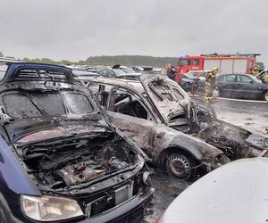 Wielkopolska: pożar na złomowisku. Auta w ogniu