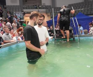 Kongres Świadków Jehowy w Olsztynie. W hali Urania chrzest przyjęli nowi członkowie [ZDJĘCIA]