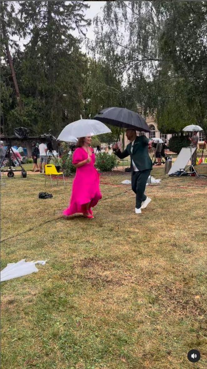 Ania Starmach tańczy w deszczu z Tomkiem Jakubiakiem