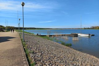 Będzie więcej atrakcji koło Zalewu Rydzyna. Powstanie tam kompleks sportowo-rekreacyjny [ZDJĘCIA]