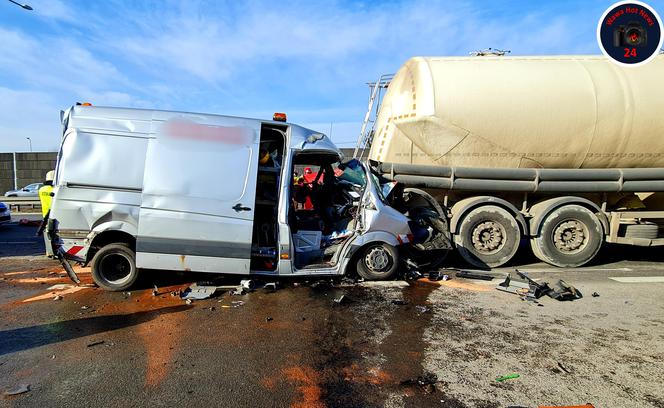 Zderzenie busa z cysterną. Ekspresówka całkowicie zablokowana