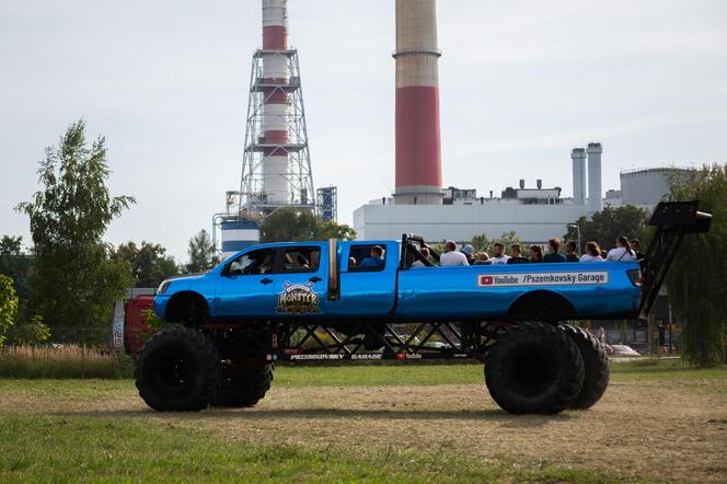 Szybkie samochody, drogowe akrobacje oraz piękne kobiety. Tak było na Tuning Show Expo w Krakowie