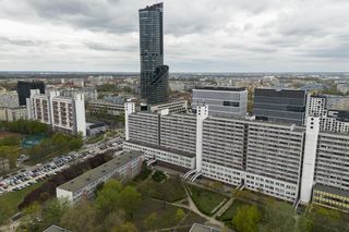 Titanic w centrum Wrocławia. Szesnastopiętrowy galeriowiec przy Powstańców Śląskich to jeden z największych molochów we Wrocławiu