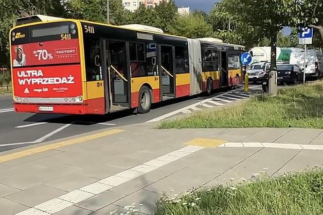 Makabryczny wypadek w Warszawie. Autobus wlókł emerytkę po ulicy