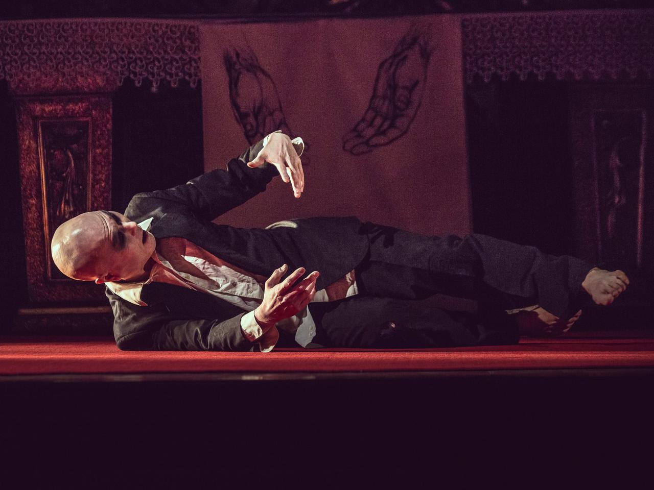 Ryuzo Fukuhara - aktor butoh wywował kontrowersje w kościele.