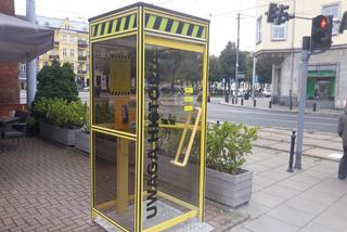 Na ulicach Szczecina stanęła jedyna taka budka telefoniczna w Polsce. Z kim można porozmawiać?