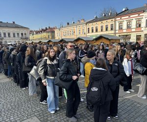 Maturzyści z Nowego Sącza zatańczyli poloneza na Rynku 