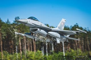 Na drodze pod Nidzicą wylądował myśliwiec F-16. To pierwsze takie ćwiczenia od 20 lat