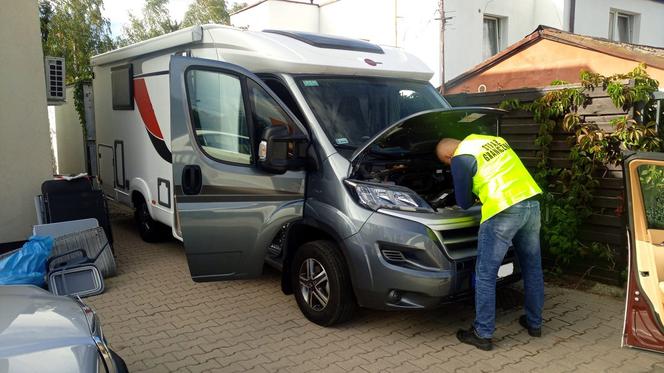 Dziupla z kradzionymi częściami i samochodami rozbita
