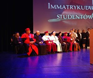 Podczas uroczystej ceremonii inauguracji nowego roku akademickiego 2024/2025 odbyła się tradycyjna immatrykulacja studentów i studentek pierwszego roku.