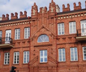 To najpiękniejsza kamienica w Białymstoku. Ceglana fasada z XIX wieku błyszczy do dziś
