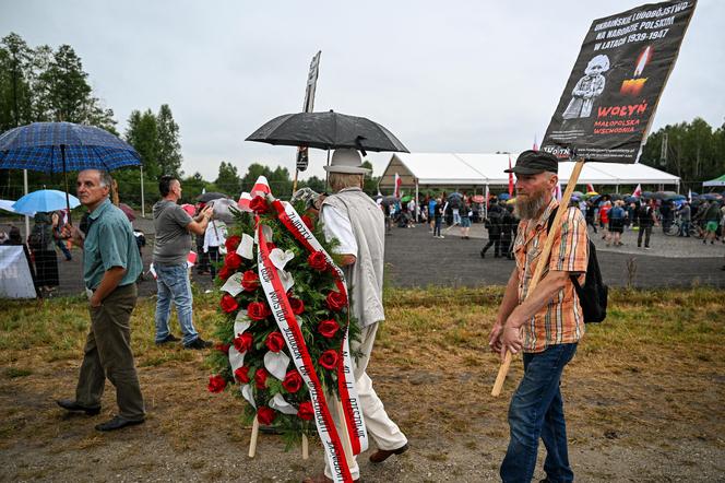 Tłumy z całej Polski na Podkarpaciu. W niedzielę odsłonięto kontrowersyjny pomnik