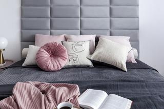 Panele tekstylne to dobry pomysł na wykończenie ściany za łóżkiem w sypialni. Projekt: Noemi i Estera Kruba / Kruba Design
