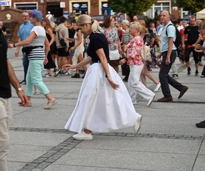 Ruda Śląska tańczy jak dawniej. Międzypokoleniowa potańcówka na rynku porwała tłumy