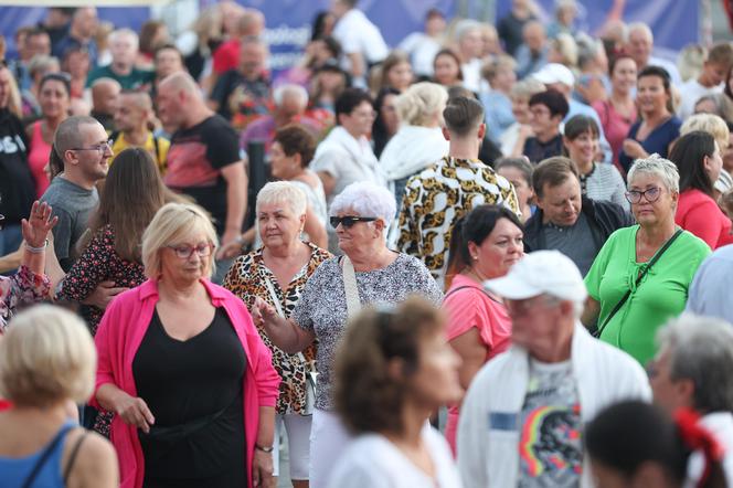 Potańcówka przed teatrem w Katowicach