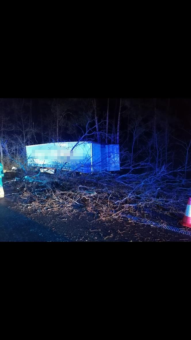 Śmierć na DK 92 koło Nowego Tomyśla. Kierowca tira był UWIĘZIONY w kabinie!