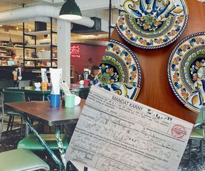 Wylizał talerze w restauracji do czysta i zabrał zastawę do domu