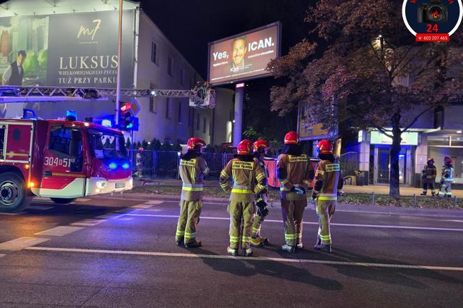  Warszawa: mężczyzna wszedł na billboard i groził że skoczy