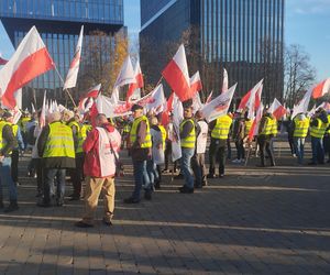Protest w Katowicach. Tysiące związkowców na ulicach. Padły mocne słowa o „zbrodniczej ideologii”
