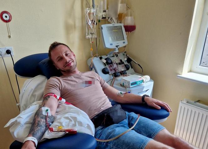 Policjant z Bydgoszczy kilka lat temu zarejestrował się jako dawca szpiku. Okazało się, że ma bliźniaka genetycznego!