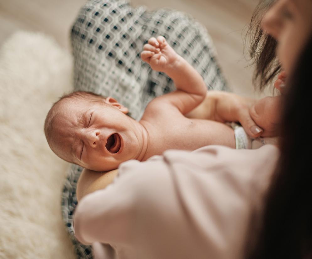 Płacz dziecka doprowadza cię do irytacji? Psycholog rodziców zdradza, jak radzić sobie z tymi trudnymi emocjami