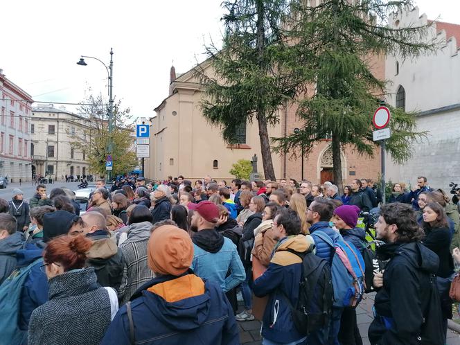 Protest przed krakowską kurią