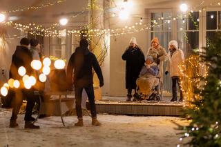 Przyjaciółki 23 sezon odc. 267. Anka (Magdalena Stużyńska), Inga (Małgorzata Socha), Patrycja (Joanna Liszowska), Dorotka (Agnieszka Sienkiewicz-Gauer)