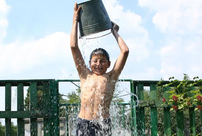 Akcja Ice Bucket Challenge dla rzadkich chorób - oblej się wodą i wspieraj chorych