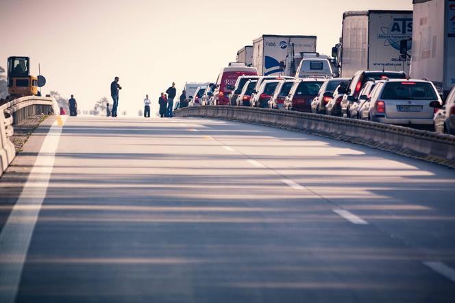 Wypadek na autostradzie A4 w Katowicach. Osobówka uderzyła w bariery, z pojazdu wypadł silnik. Są utrudnienia